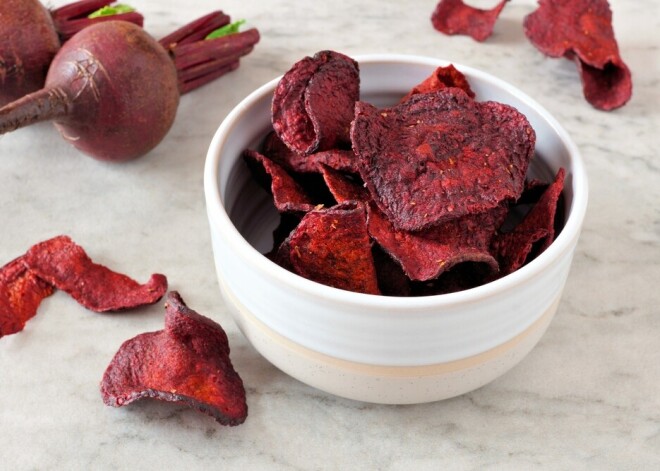 Почему нужно есть свеклу: новые факты о ее пользе и рецепт полезных свекольных чипсов