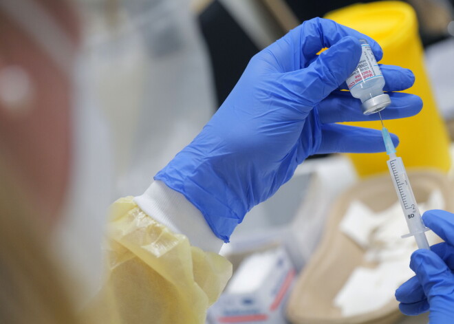 No pirmdienas paplašina vakcīnas pret Covid-19 saņemšanas iespējas