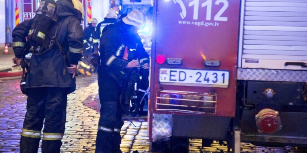 Пожар в Риге на улице Даугавпилс: с пламенем борются 39 пожарных