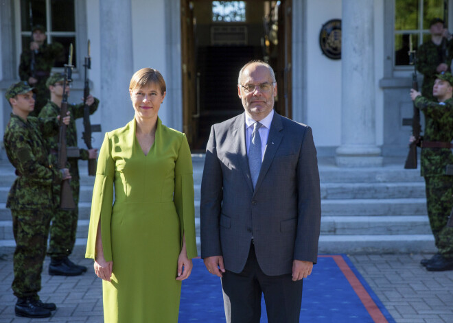 Līdzšinējā Igaunijas prezidente Kersi Kaljulaida un nākamais prezidents Alars Kariss.