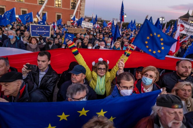 Protestu organizētāji ziņoja, ka demonstrācijas notika vairāk nekā 100 pilsētās, tostarp Varšavā, Dancigā, Krakovā, Poznaņā un Ščecinā. Varšavā uz demonstrāciju sapulcējās aptuveni 100 000 cilvēku.