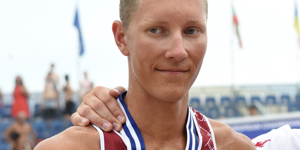 Mihails Samoilovs (dzimis 1998. gada 20. februārī) ir latviešu pludmales volejbolists. Kopā ar Kristapu Šmitu 2018. gadā Jūrmalā uzvarēja U-22 Eiropas čempionātā. Slavenā trenera Genādija Samoilova dēls. Viņa brālis ir viens no Latvijas visu laiku labākajiem pludmales volejbolistiem Aleksandrs Samoilovs.