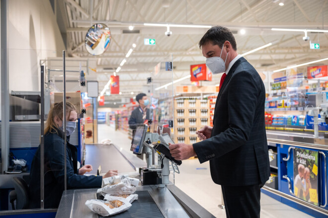 Liepājas mērs Gunārs Ansiņš, pirmo reizi ieejot vietējā “Lidl” veikalā, uzreiz sāka meklēt Latvijas ražojumus. Un atrada ķirbi!