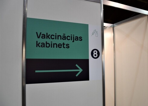 Rīgā joprojām vakcinēties iespējams veselības aprūpes iestādēs, tirdzniecības centros un pie ģimenes ārstiem
