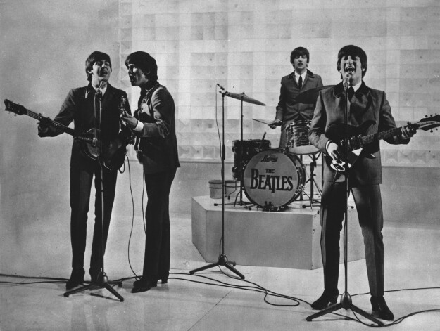 "The Beatles" -  No kreisās Pols Makartnijs, Džordžs Herisons, Ringo Stārs un Džons Lenons.