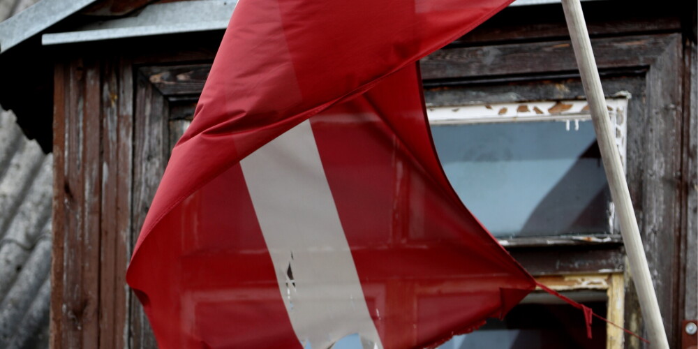 Kā no Latvijas valsts karoga atvadīties ar godu?