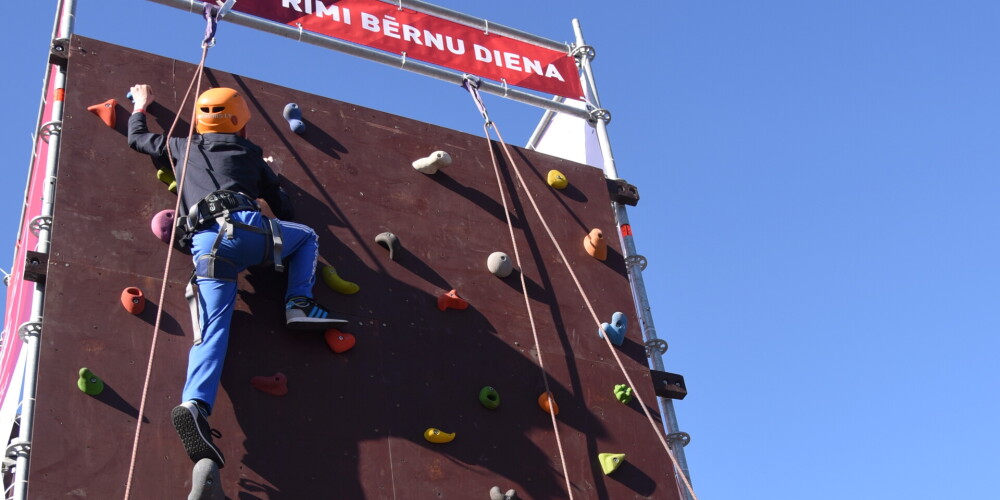 Rīgas maratona "Rimi" Bērnu dienas Klinšu kāpšanas siena 11.novembra krastmalā.