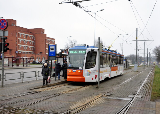 "Нашелся один человек, который понял, что мне нужна помощь": водителю трамвая в Лиепае стало плохо, но пассажирам было все равно