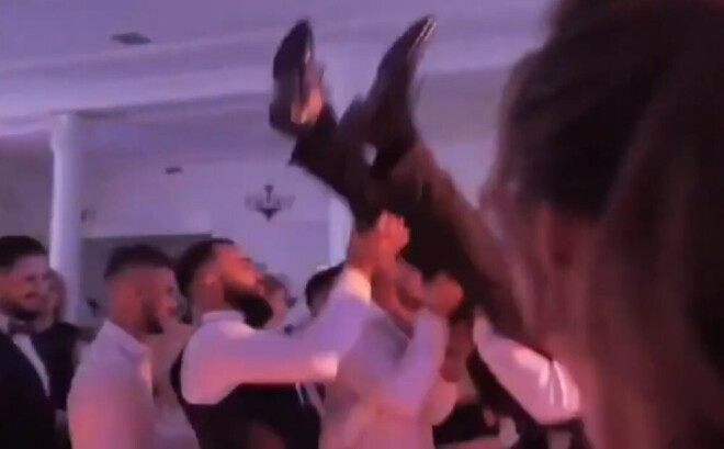 Draugi pievērsās senai kāzu tradīcijai, nepadomājot par drošību. Tagad līgavainis guļ slimnīcā ar lauztu mugurkaulu.