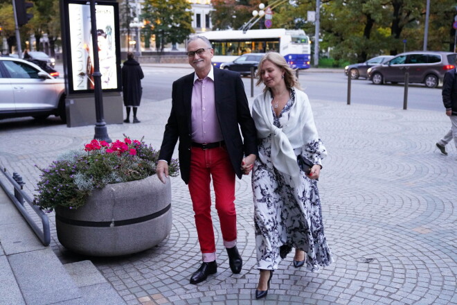 “Vīra jaunās attiecības nekādu iespaidu uz mani neatstāj. Šobrīd man tas netraucē, bet es neesmu no tiem cilvēkiem, kas ies draudzēties ar vīra jauno draudzeni. Noteikti nē. Katrs dzīvojam savu dzīvi, katram no mums ir savi cilvēki apkārt, un lai viņam veicas. Es negribu būt ne viņa naidnieks, ne kritiķis,” par vīra attiecībām ar Ilzi saka Dina.