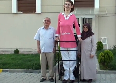 Par viņu garāku nav. 24 gadus veca turciete atzīta par garāko sievieti pasaulē