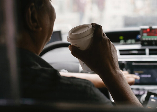 Pētījums atklāj, ka 33% autovadītāju pie stūres runā pa telefonu, 27% - dzer kafiju