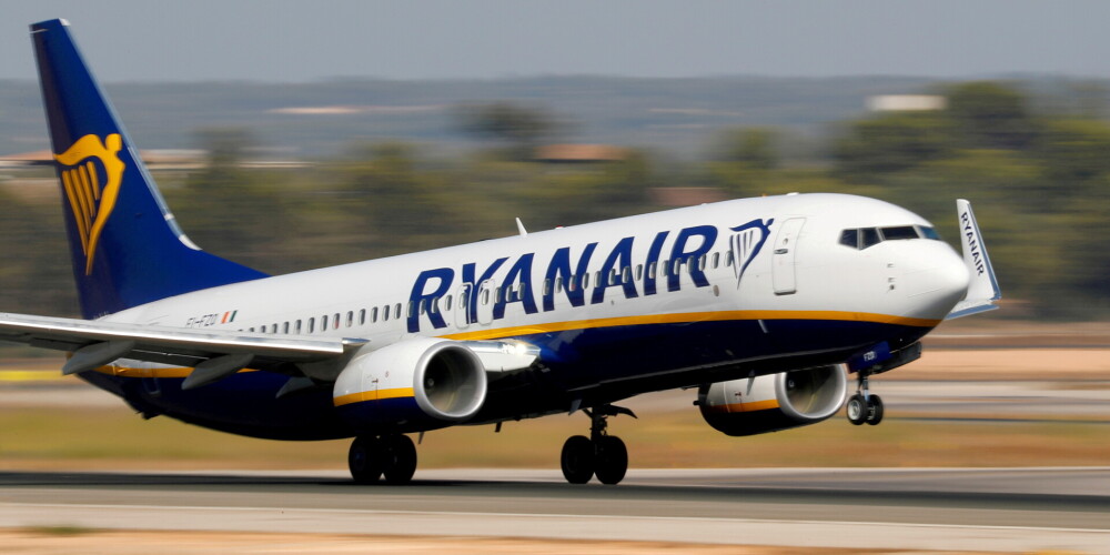 Lētie lidojumi vairs nebūs tik lēti - "Ryanair" aizliedz iekāpt lidmašīnās cilvēkiem, kuriem pandēmijas laikā atgriezta nauda par lidojumu