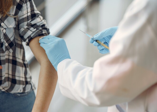 KM padotībā esošajās iestādēs pret Covid-19 vakcinējušies 76% līdz 100% strādājošie