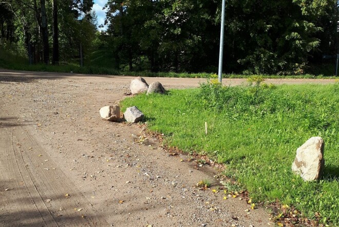 Valmieras privātmāju rajoni ar grants ceļiem “apstādīti” ar akmeņiem. Pašvaldība to “stādītājiem” atgādina par naudas sodiem un sola akmeņus izravēt. 