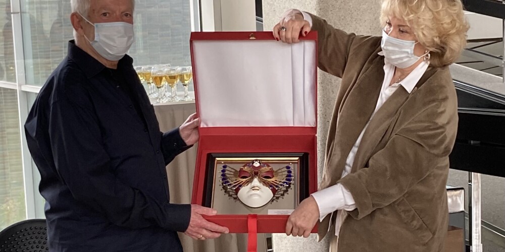 Латвийский художник получил “Золотую маску” накануне своего 83-летия