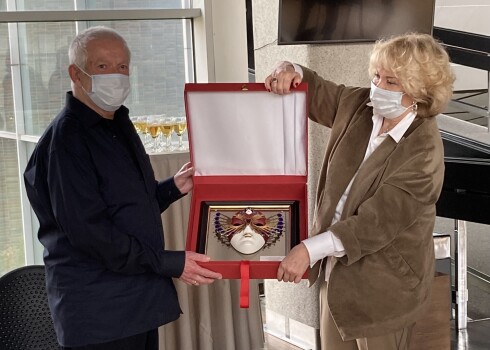 Латвийский художник получил “Золотую маску” накануне своего 83-летия