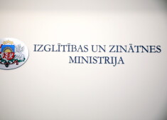 Izglītības un zinātnes ministrijas logo.