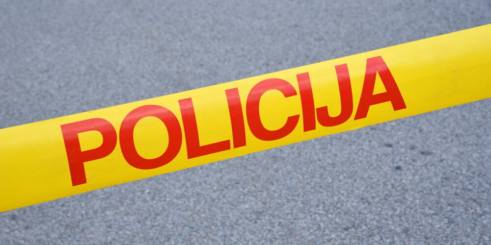 Трагедия в Даугавпилсе: 22-летняя девушка выпала из окна и разбилась насмерть