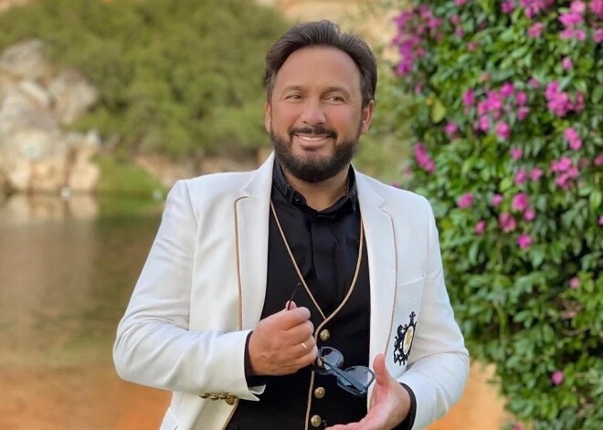 "Как он смотрит на нее": Стаса Михайлова засняли в страстных объятиях известной певицы