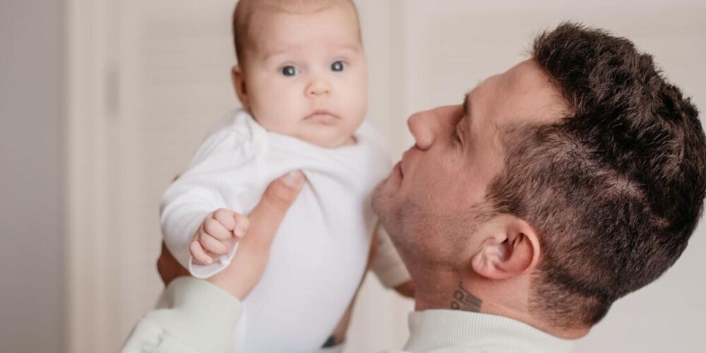 "Знакомьтесь, мой малыш": Павел Прилучный удивил поклонников снимком с младенцем и обручальным кольцом