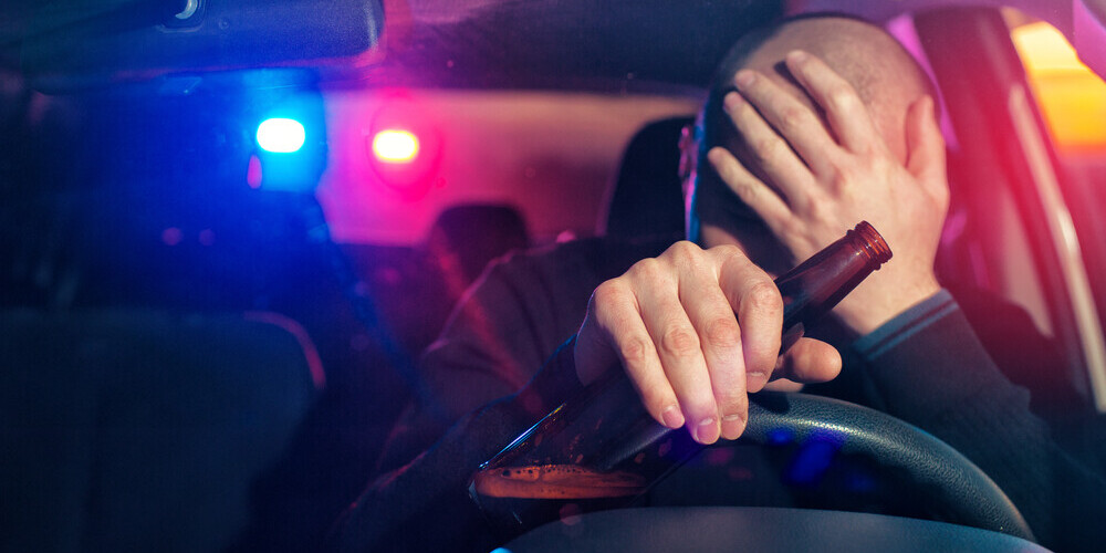 "Как минимум 5 промилле": в Икшкиле очень пьяный водитель чуть не сломал полицейский алкотестер