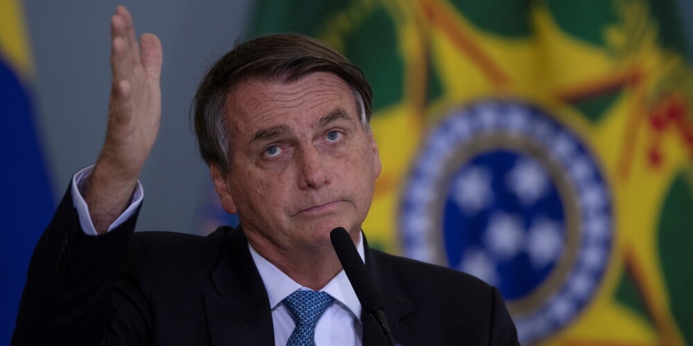 Brazīlijas prezidents Žairs Bolsonaru kopš inficēšanās 2020. gada jūlijā ir vairākkārt apgalvojis, ka viņam testos ir konstatēts liels antivielu daudzums, tātad viņam nav vajadzības vakcinēties, lai gan eksperti to apšauba.