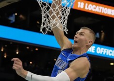 Kristaps Porziņģis bija viens no galvenajiem "Mavericks" uzvaras kaldinātājiem.