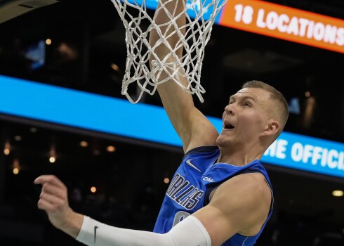 Kristaps Porziņģis bija viens no galvenajiem "Mavericks" uzvaras kaldinātājiem.