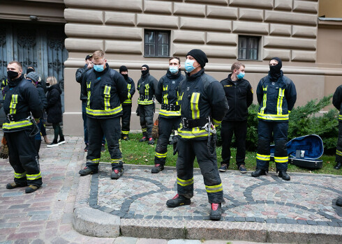 Pie Saeimas protestē pret "piespiedu vakcināciju" - ierodas arī VUGD darbinieki