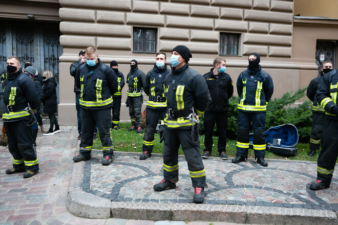 VUGD darbinieki protestēja pret piespiedu vakcinēšanos.