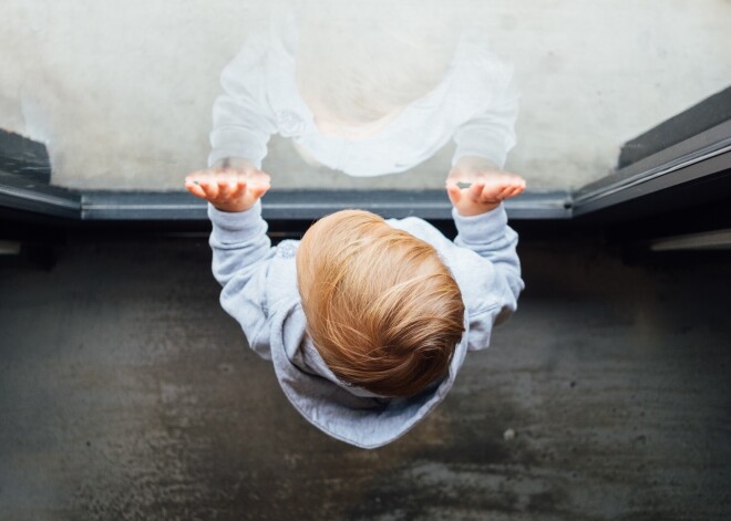 Bērna pamešana novārtā ir vardarbība, vienojas Saeima