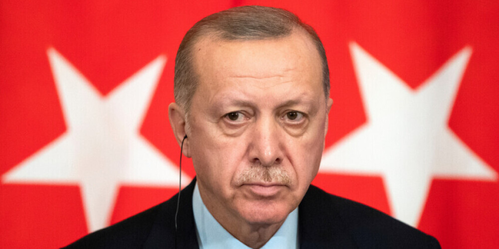 Erdogans no amatiem atbrīvo trīs centrālās banka amatpersonas; liras vērtība turpina krist