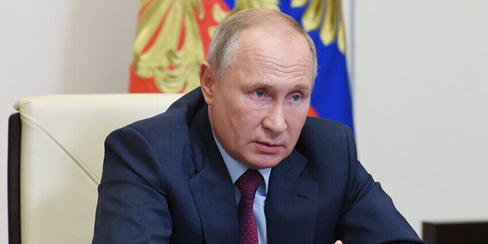 Putins izvairās atbildēt uz jautājumu, vai paliks Kremlī arī pēc 2024.gada