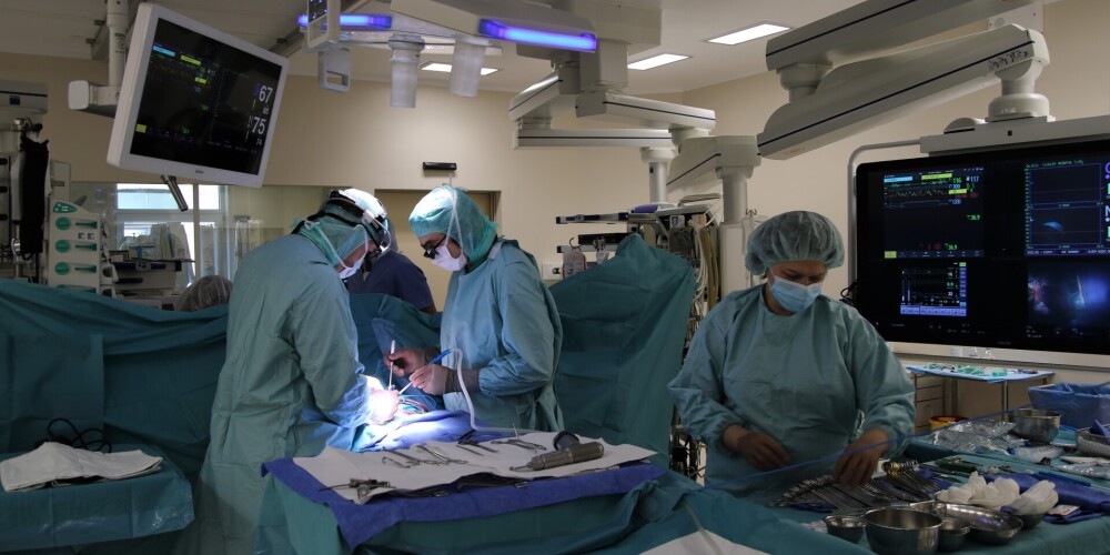 BKUS atklāta modernākā bērnu kardioķirurģijas hibrīdoperāciju zāle Baltijā