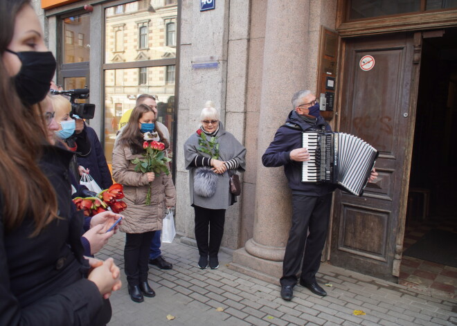Svinot Aleksandra Čaka 120. dzimšanas dienu, 14. oktobrī, Lāčplēša ielā 48, Rīgā tika atklāts A. Čaka piemiņas cilnis.
