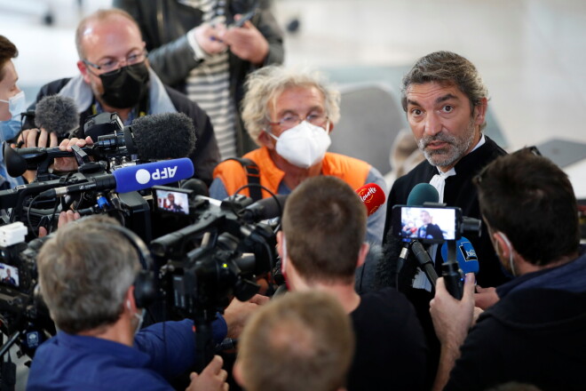 Profesionālās riteņbraucēju asociācijas advokāts runā ar žurnālistiem pēc tiesas sēdes