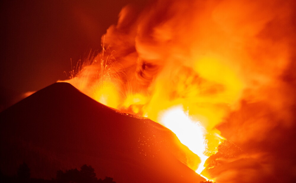 Another 300 people have been evacuated as the volcano erupts on Palma Island