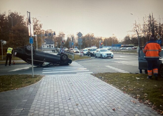 Машина приземлилась на крышу: впечатляющая авария в Саласпилсе