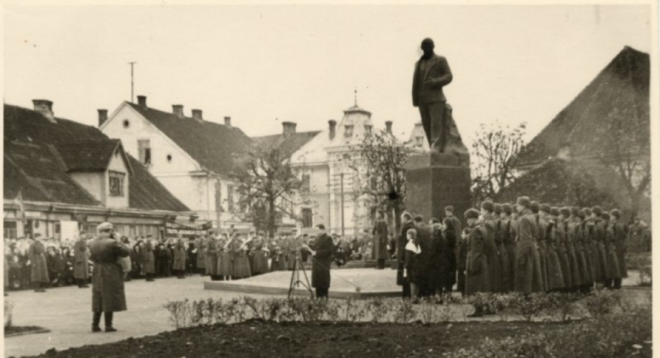 Tukuma ļeņineklim kaut kā nepaveicās ar ideoloģisko piepildījumu. Viņš tika uzstādīts uz postamenta, kas iesākumā bija veltīts padomju Krievijas ienaidniekiem, laukumā, kura nosaukuma izcelšanās meklējama boļševismam naidīgajā šķirā.