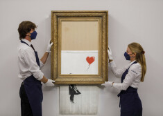 Mākslas darbu "Love is in the Bin" ("Mīlestība ir atkritumos").