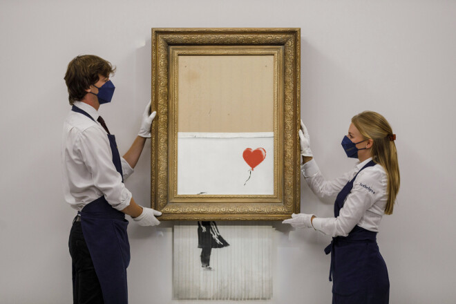 Mākslas darbu "Love is in the Bin" ("Mīlestība ir atkritumos").