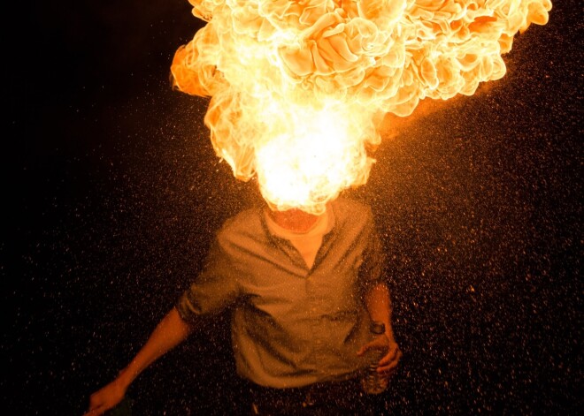 "Из шалости": подросток умер после того, как приятель облил его бензином и поджег