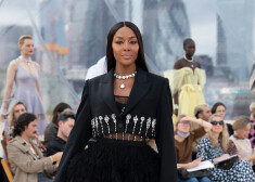 Londonā uz jumta izrāda "Alexander McQueen" jaunāko kolekciju; piedalās arī supermodele Naomi Kempbela