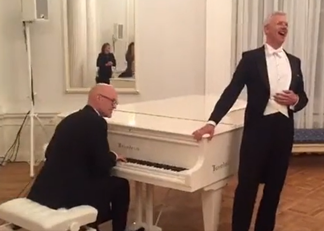 Кариньш поет, Павлютс - аккомпанирует! В Сети распространилось "провокационное" видео