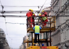 В Риге интернет-провайдеров и мобильных операторов просят убрать провода под землю, а там для них места нет