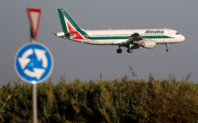 "Alitalia" jau gadiem strādā ar zaudējumiem, ņemot vērā zemo cenu lidsabiedrību izrādīto sīvo konkurenci un degvielas cenu kāpumu.