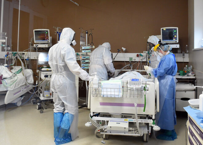 Stacionēto Covid-19 pacientu skaits sasniedzis 980