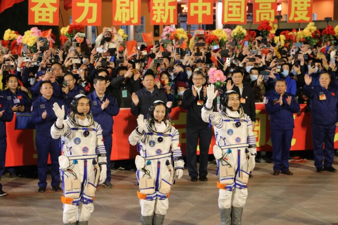 Ķīnā piektdien startējis pilotējamais kosmosa kuģis "Shenzhou 13" ar trim astronautiem, kas dodas uz Ķīnas jauno orbitālo kosmosa staciju.