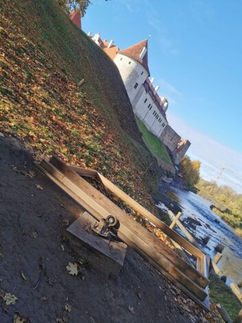 Huligāni-postītāji pa krauju no Bauskas pilskalna skatu laukuma noripinājuši tūristu iecienīto lielo foto rāmi.